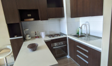 Cocina encimera eléctrica  y muebles empotrados