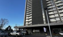 Condominio con centro comercial en acceso