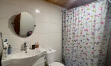 dos baños, con cerámicas en pisos y paredes