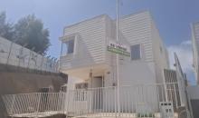 Fachada de la casa mediterránea blanca de dos pisos