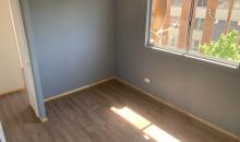 Luminoso dormitorio ubicado en el segundo piso, con piso flotante en tono nogal, muro en color gris que aporta calidez y ventana de buen tamaño que entrega excelente entrada de luz natural.