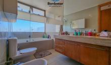 Baño en suite principal, diseñado para brindar comodidad y privacidad.