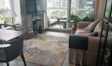 Living del departamento con iluminación natural, mostrando un espacio amplio y conectado visualmente con la terraza.