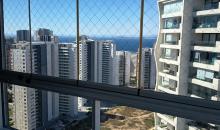 Terraza equipada con cierre de vista libre, permitiendo climatizar el ambiente sin sacrificar la vista al mar, y malla de seguridad instalada para total tranquilidad.