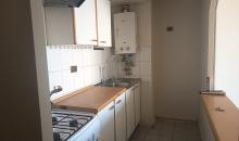 Cocina semi-abierta que integra los ambientes con estilo y luminosidad. Recién pintada y pulcra, ofrece la mezcla perfecta entre un concepto moderno y la funcionalidad independiente.