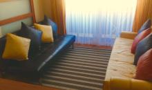 Living con salida a balcon y terraza 