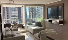 Amplio, muy luminoso (orientación norponiente) y con un moderno mesón integrado que conecta de forma fluida con la cocina. Salida a terraza.