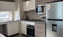 Integrada, de concepto abierto y con ventana al exterior que aporta gran luz natural. Full equipada con encimera eléctrica, horno, microondas y lavavajillas.