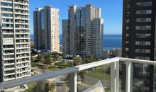 Cómodo espacio con vista parcial al mar, perfecto para disfrutar del sol de la tarde y los atardeceres.