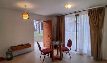 sala de estar con estufa, amoblada para dos personas. Refrigerador, microondas, encimera a gas de dos platos.
