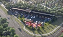 Oportunidad de arriendo en Strip Center Huertos de Linares, ubicado en el cruce de Camino Yerbas Buenas con Av. Circunvalación Norte, en un nodo estratégico de conectividad periurbana en Linares, con potencial de captura de flujo vehicular interurbano.