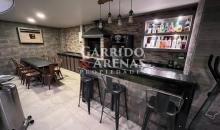 Terraza con Quincho, Bar, Lavaplatos, Encimera, Calefón, Mesón de granito, Comedor exterior con sillas incluidas, Baño independiente.