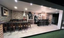 Terraza con Quincho, Bar, Lavaplatos, Encimera, Calefón, Mesón de granito, Comedor exterior con sillas incluidas, Baño independiente.