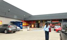 Contrato mínimo de 2 años en UF, garantía equivalente a 2 rentas mensuales. Ideal para rubros de retail, servicios al consumidor, gastronomía o salud, sujeto a evaluación de rubro por parte de la administración del strip center.