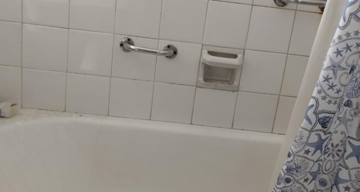 1 BAÑO COMPLETO BASTANTE AMPLIO