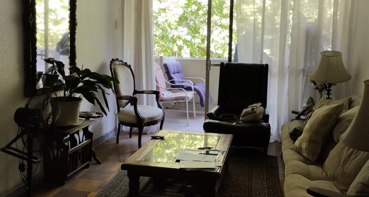 EL LIVING CON FONDO DE BALCÓN ESTUPENDA VISTA