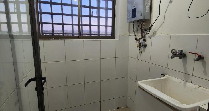 Logia con calefón nuevo, conexión para lavadora y puerta vidriada 