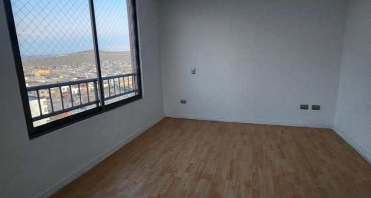 Dormitorio principal con piso flotante, clósets  y baño privado