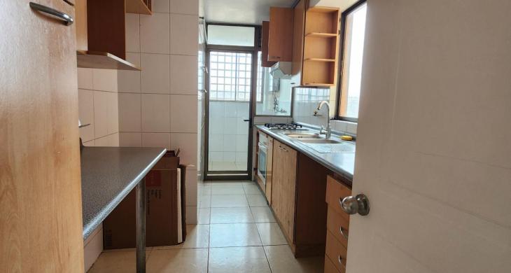 amplia y comoda cocina, encimera nueva, horno electrico y campana