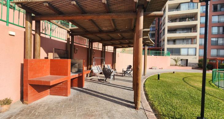 zona de quinchos a un costado de la piscina