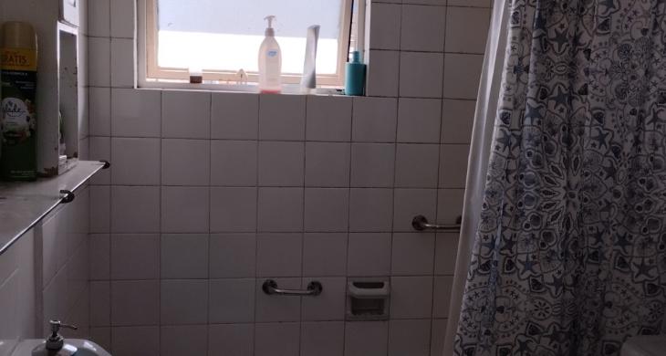 SALA DE BAÑO Y TINA CON REBAJE PARA ADULTO