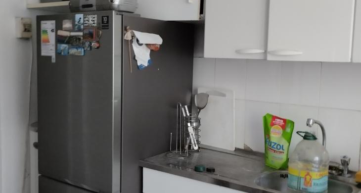 OTRA VISTA DE LA COCINA REFRIGERADOR Y MUEBLE DE COCINA