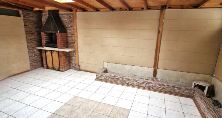 Rincón del quincho dentro del patio techado