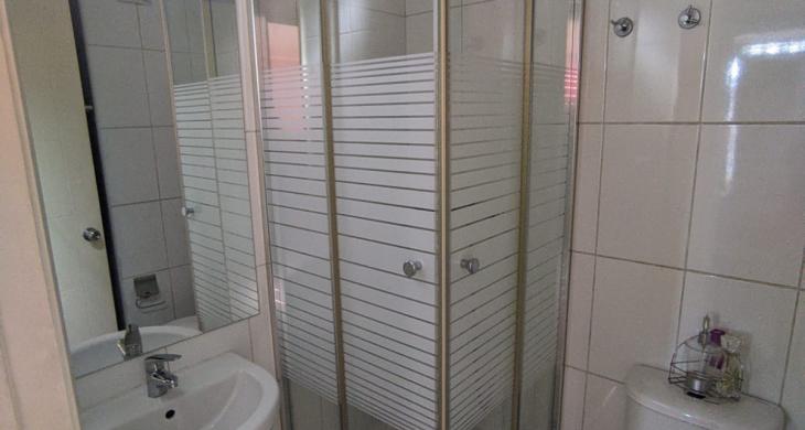 Baño 1 de visitas o principal que viene con conexión a lavadora