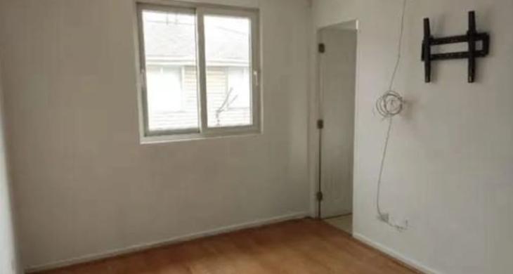 Dormitorio matrimonial al fondo puerta de acceso al baño privado