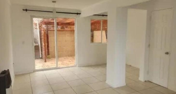 Patio, quincho desde el interior