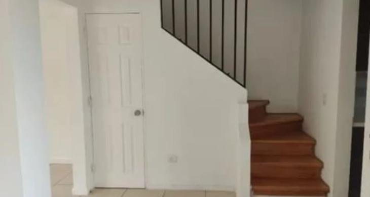 Puerta baño visitas, escalera a segundo piso