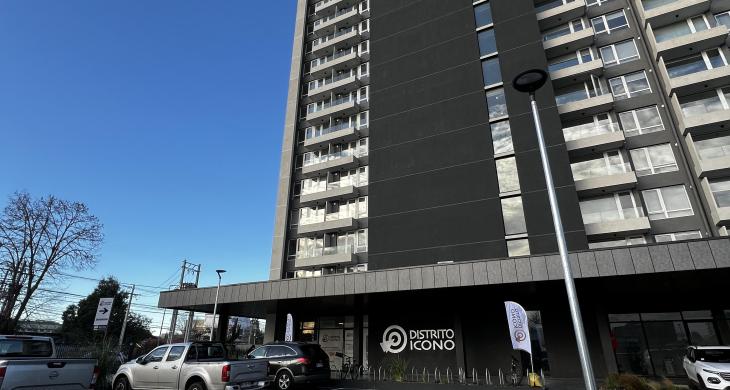 Condominio con centro comercial en acceso