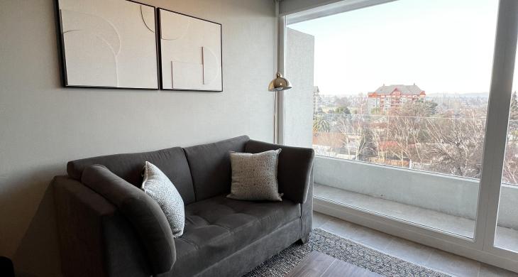 Sala con vista hacia la terraza y cordillera 