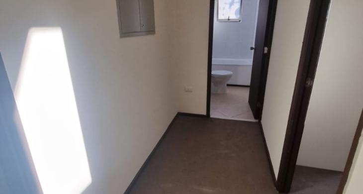 segundo piso con dos dormitorios y un baño