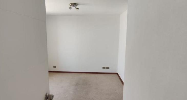 Dormitorio principal en suite con walking closet 