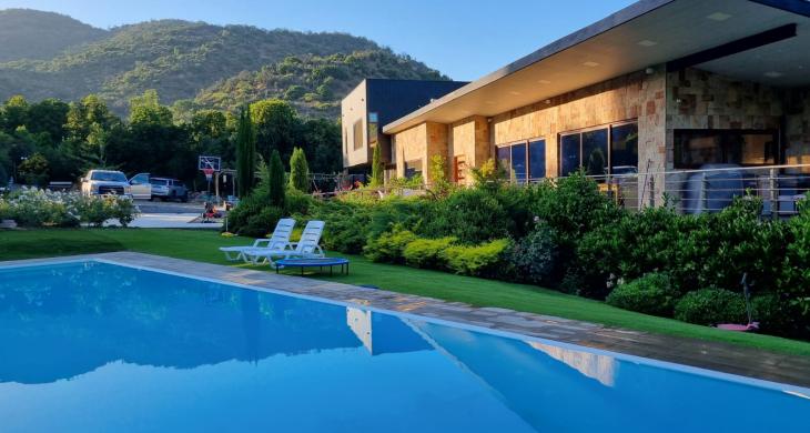 PISCINA Y CASA 