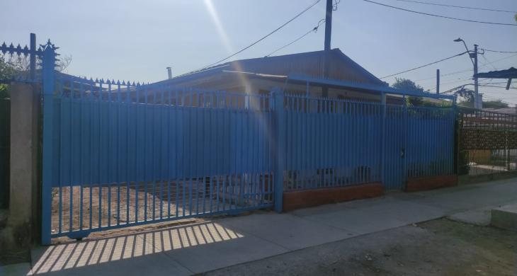 Amplia Vereda y capacidad para estacionar en el Antepatio