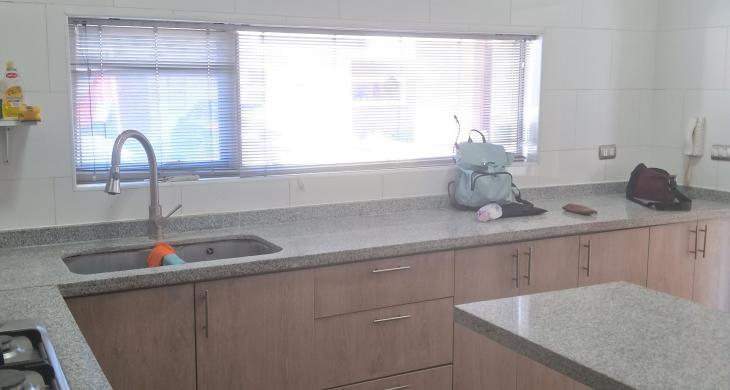 Cocina amoblada, equipada y con mesa de comedor de diario