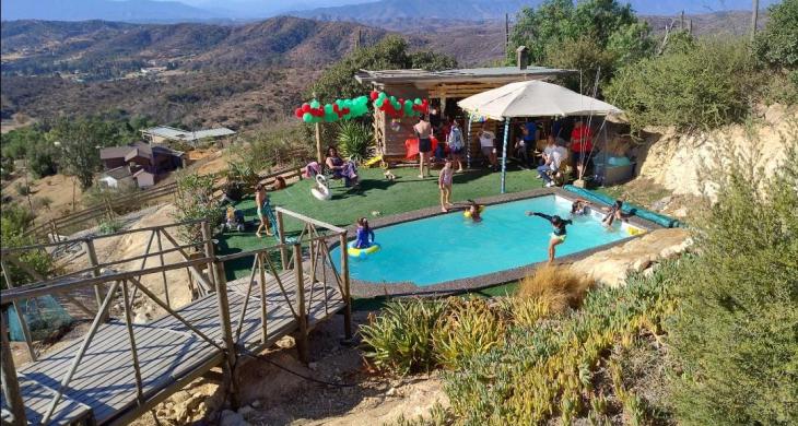 Terraza, quincho y piscina