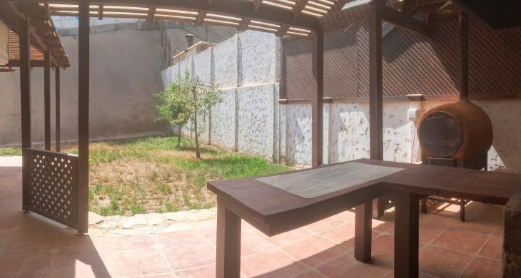 panorámica desde el quincho. Cuenta con terraza, horno de barro, asadera. Patio tiene riego automático