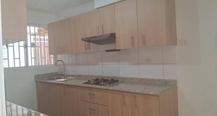 Cómoda cocina con muebles y equipada 