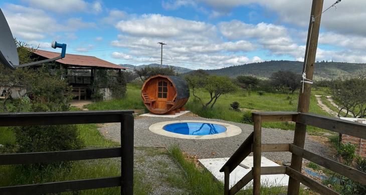 vista desde la terraza hacia la piscina y sauna