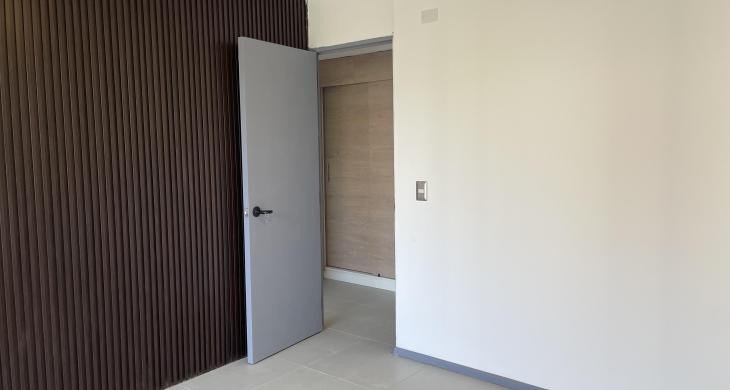 dormitorio ppl, doble cortina , con salida a la terraza