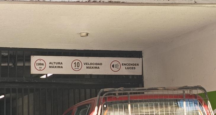 INGRESO AL ESTACIONAMIENTO PARA VEHÍCULOS CON ALTURA MÁXIMA DE 2.00 METROS