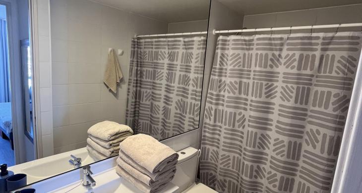 baño ubicado en pasillo 