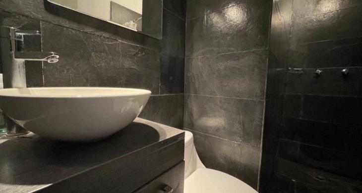 Baños con piedra pizarra 