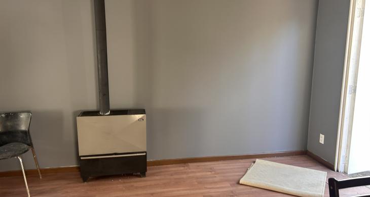 calefaccion por medio de calefactor a parafina en un departamento y en el otro a leña