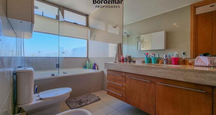 Baño en suite principal, diseñado para brindar comodidad y privacidad.