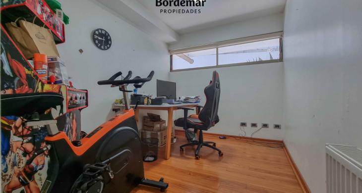 Cuarta habitación con baño privado, ideal para visitas o espacio de oficina independiente