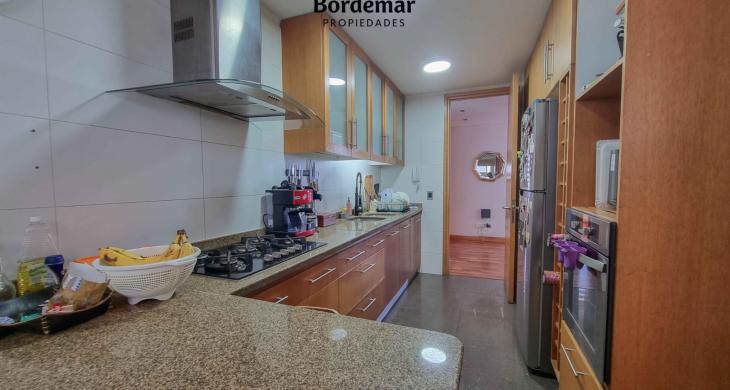 Cocina espaciosa con terminaciones modernas y excelente iluminación natural